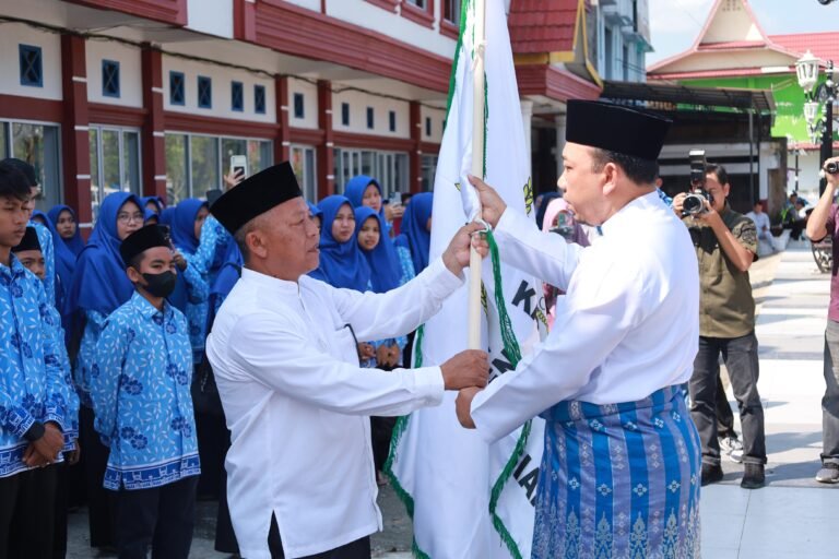 Ikuti 9 Cabang Lomba MTQ Riau, Wabup Husni Merza Lepas Kafilah Kabupaten Siak