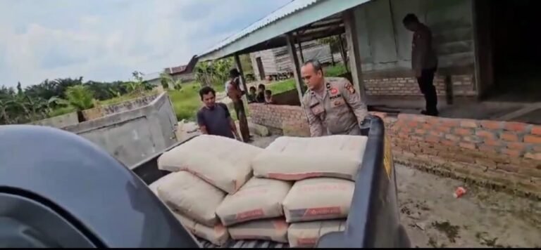 Jum’at Berbagi, Polsek Sei Mandau Beri Bantuan Untuk Pembangunan Mushalla Nur Iman Kampung Muara Bungkal