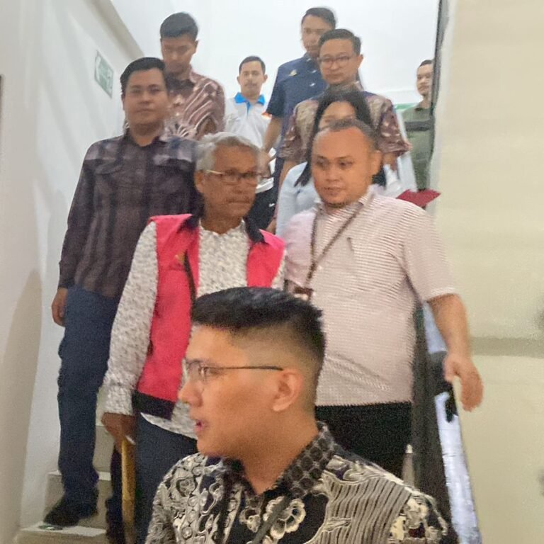 H. Sukarmis Mantan Bupati Kuansing, Resmi Ditahan
