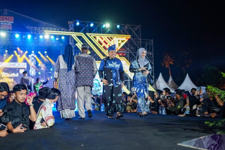 Wabup Husni dan Istri Tampil Serasi Kenakan Busana Karya Lulusan SMK Pariwisata Siak, di Lancang Kuning Carnival