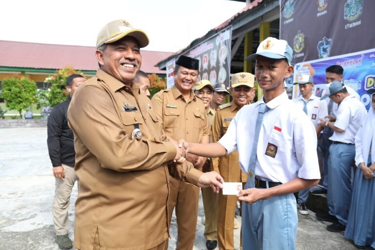 Pemkab Siak, Beri Kemudahan Layanan Pembuatan E-KTP Bagi Pelajar Usia 17 Tahun.