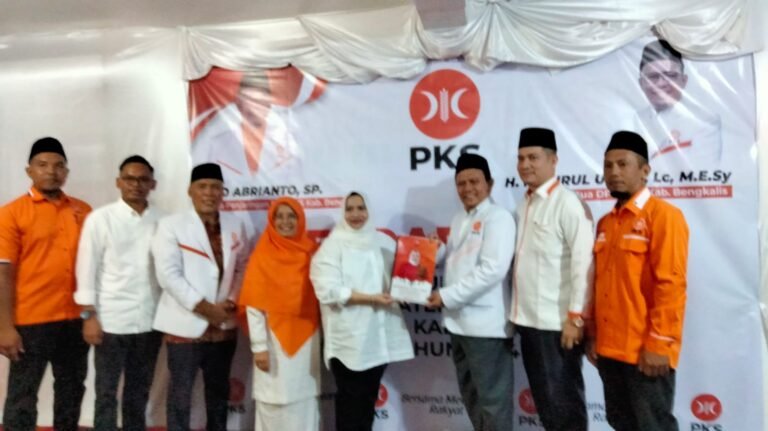 Kasmarni Mengembalikan Formulir Pendaftaran di Kantor DPC PKS