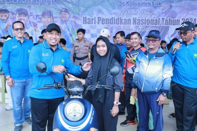 Lepas Jalan Sehat Hardiknas Wabup Husni Apresiasi Ini Sangat Luar Biasa.