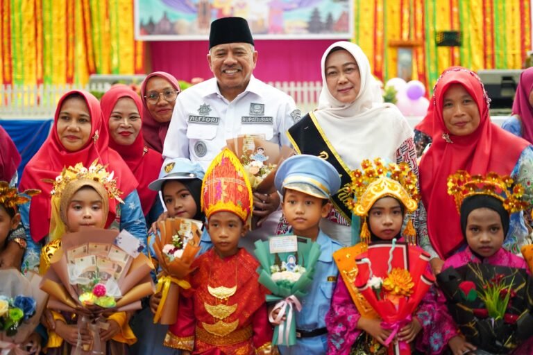 Persiap Generasi Emas 2045, Bupati Alfedri Berikan Beasiswa Kuliah Bagi Guru PAUD dan TK.
