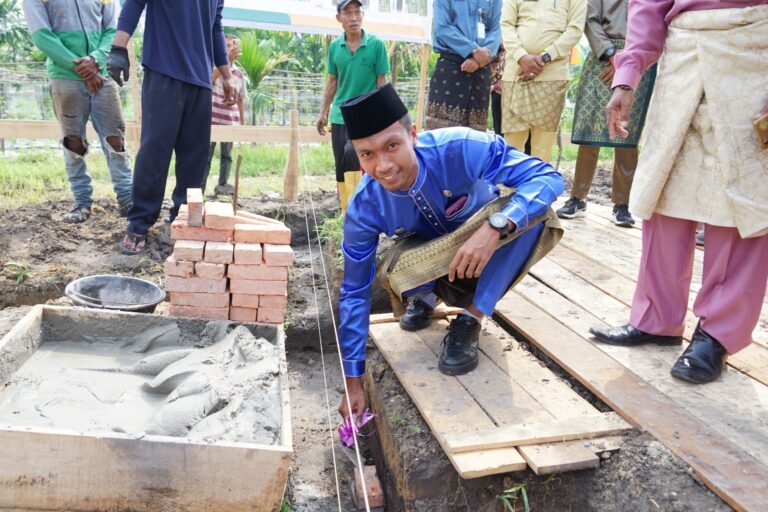 Camat Mandau Lakukan Peletakan Batu Pertama Musholla SMAN 9 Mandau