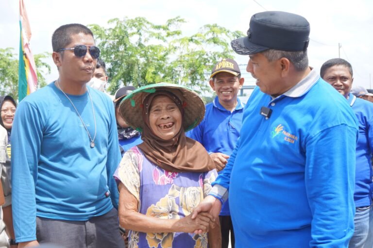 Panen Raya Padi di Kampung Laksamana, Bupati Alfedri Serahkan 16 Unit Mesin Pompa Air dan 1 Cultivator.