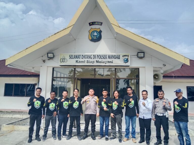 Berlangsung Akrab, Inilah Silaturahmi Tameng Adat LAMR Ke Polsek dan Danramil Mandau