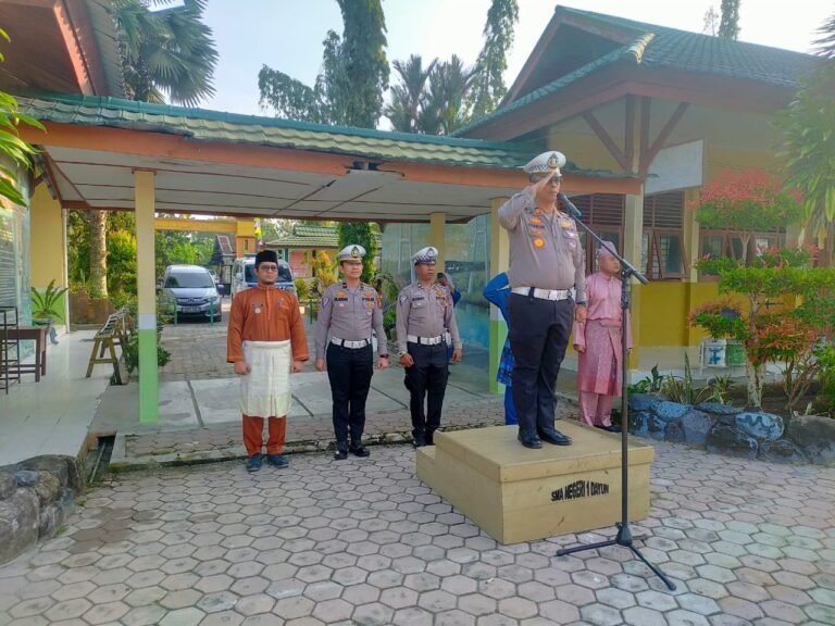 Satlantas Polres Siak Laksanakan kegiatan Police Goes To School sebagai pembina Upacara Bendera di SMA Negeri 1 Dayun