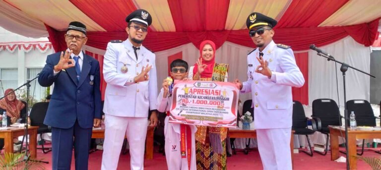 Peringatan HUT RI ke-79 Kecamatan Pinggir, Kenzie Peraih 2 Medali Emas Terima Penghargaan Camat