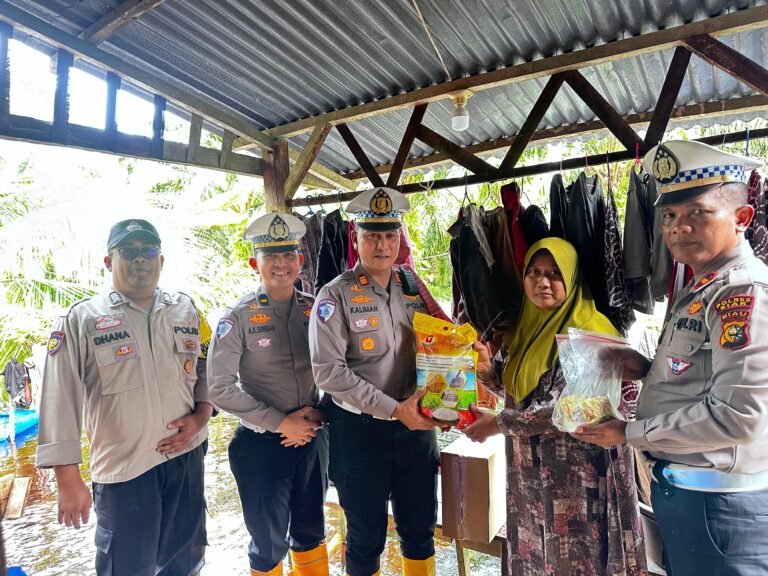 Peduli Korban Banjir, Sat Lantas Polres Siak Sigap Berikan Bantuan di Kecamatan Mempura