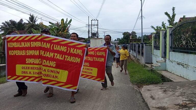 Geruduk Rumah Bendum, Puluhan Anggota Koperasi Simpan Pinjam Talitakum Minta Uang Dikembalikan