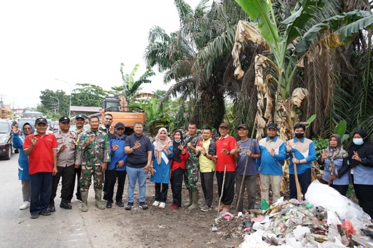 Respon Cepat Laporan Warga Tentang Sampah, Pemcam Mandau Lakukan Goro