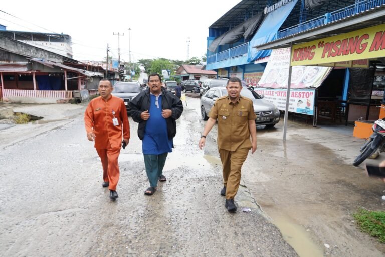 Camat Mandau Lakukan Peninjauan & Perbaikan Jalan Asrama Tribrata