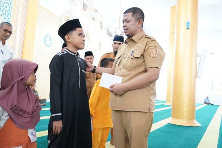 Camat Mandau dan DKMB Masjid Besar Arafah Berbagi Dengan Anak-anak Yatim