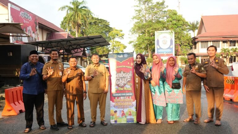 Camat Mandau dan Tim Penggerak PKK Berbagi Takjil On The Road