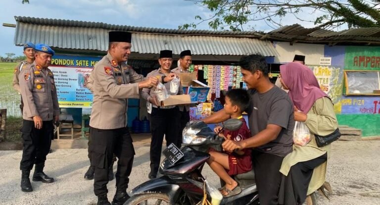 Kapolres Siak Bagikan 1000 Takjil Untuk Masyarakat Kabupaten Siak dalam Rangka Ops Tertib Ramadhan Lancang Kuning 2025