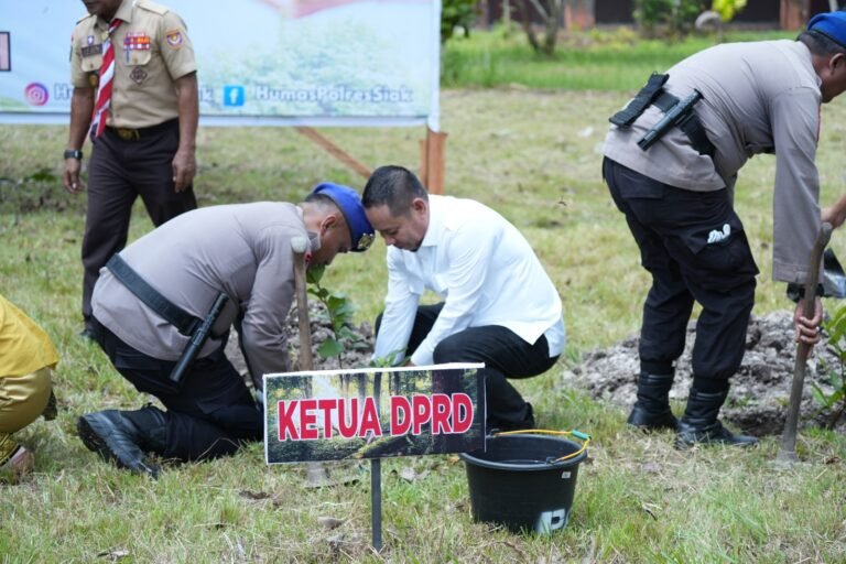Ketua dan Waka II DPRD Kabupaten Siak, Dampingi Kapolda Riau Tanam Pohon di Bumi Perkemahan