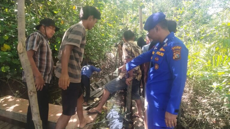 Kasat Polairud Polres Siak , Lakukan Penyisiran Pencaharian Korban Sampan Tenggelam