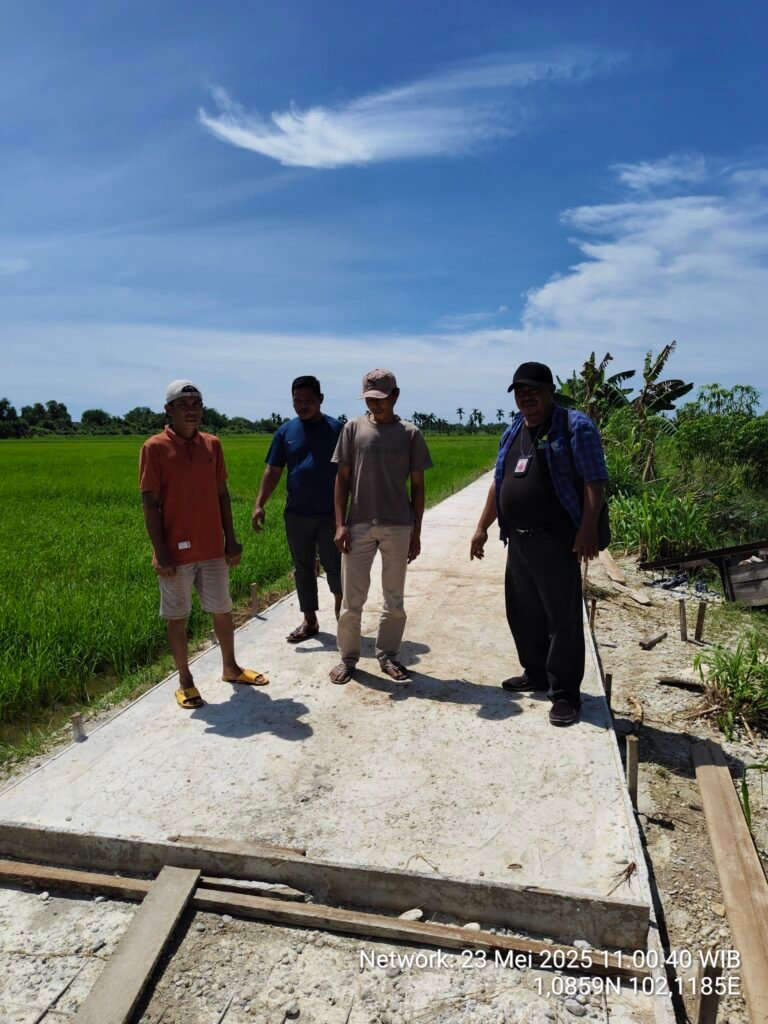 Masyarakat Sangat Terbantu Adanya Pembangunan Jalan Rambe Kampung Sungai Tengah, Saat ini Masih di Kerjakan