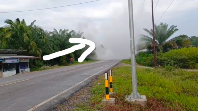 Keluarkan Asap Pekat dan Minyak, Pipa PT. BSP di Kampung Mengkapan Sungai Apit Bocor
