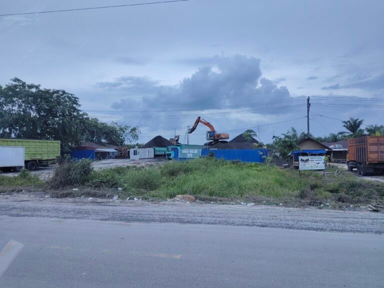 POLEMIK PT. BESTI DI PEMUKIMAN, Plt. KEPALA DPMPTSP SIAK SEBUT ITU HANYA GUDANG, TERKAIT LIMBAH URUSAN DLH SIAK