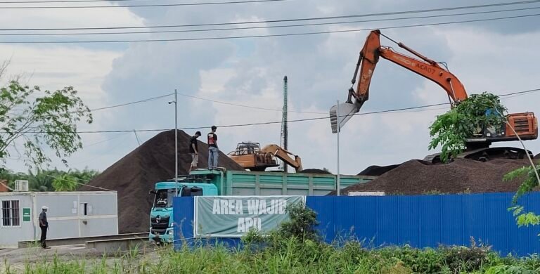 DINILAI KEBAL HUKUM, PT. BESTI DIDUGA TAMBAH STOCKPILE BARU DI PEMUKIMAN, WARGA MENGKAPAN TERSANDERA LIMBAH