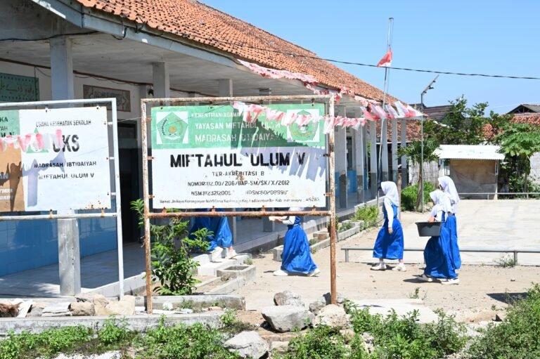 Pertamina Drilling Serahkan Bantuan Pendidikan di Madrasah Ibtidaiyah Miftahul Ulum Indramayu