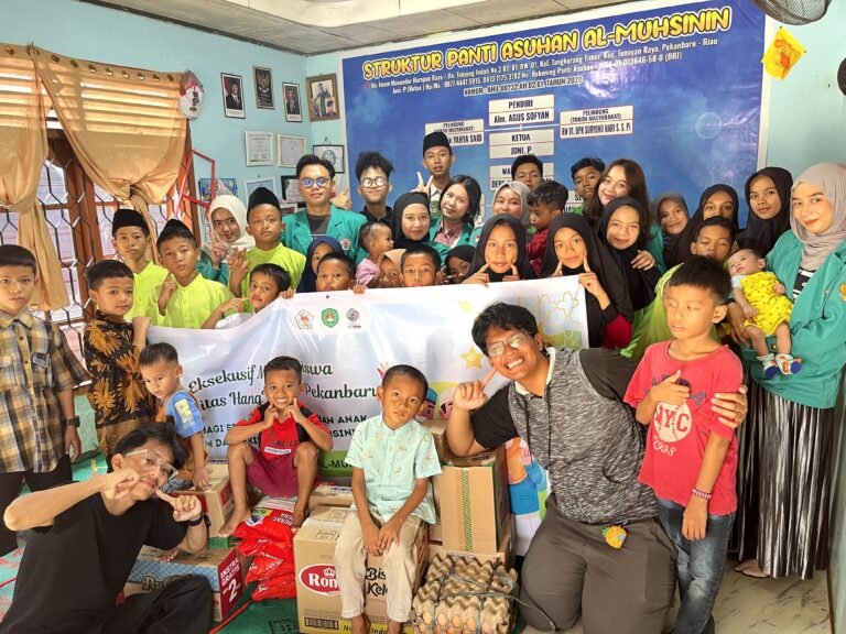 BEM UHTP BERBAGI KEBAHAGIAAN KE PANTI ASUHAN AL-MUKHLISIN