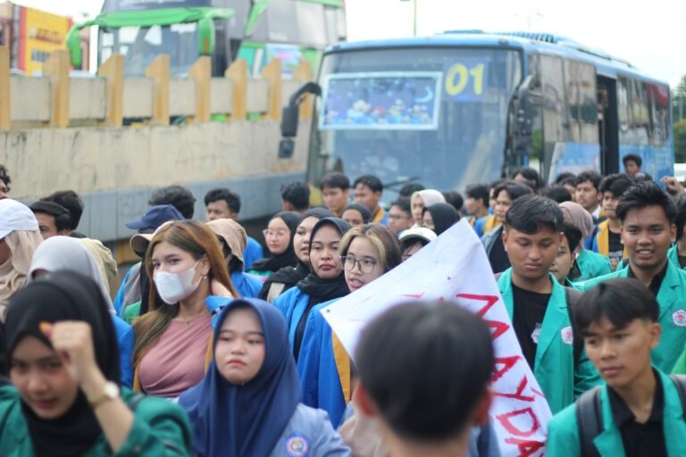 Ratusan Mahasiswa “G-M13 Mei Melawan” Kepung DPRD Riau, Soroti Gaji Guru Rp150 Ribu hingga Transparansi Anggaran
