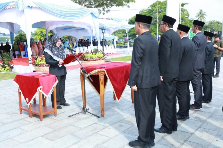 Dr. Handry di Lantik Jadi Kadis Kesehatan Bersama Empat Kadis Lainnya di Depan Istana Siak