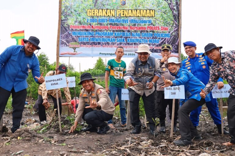 Wujudkan “Siak Kabupaten Hijau”, Polres Siak Bersama Pemerintah Kampung Penyengat Tanam 7.000 Bibit Mangrove
