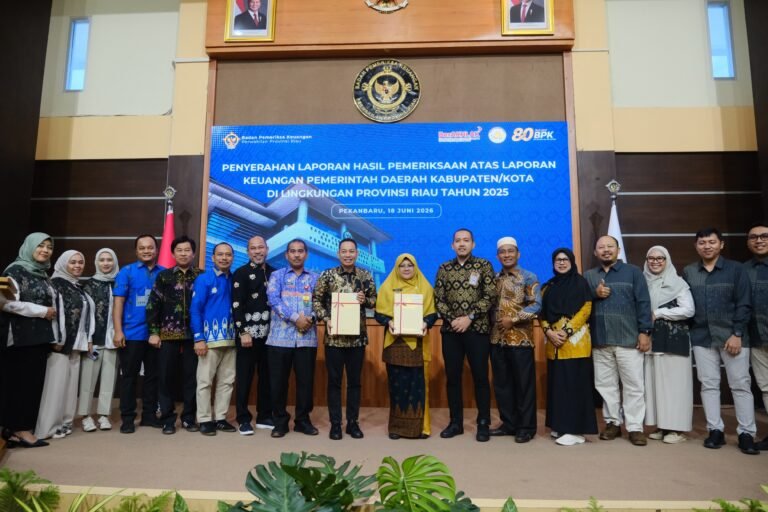 Mewakili Ketua DPRD se-Riau, Ketua DPRD Siak Indra Gunawan Beri Sambutan di Penyerahan LHP BPK RI