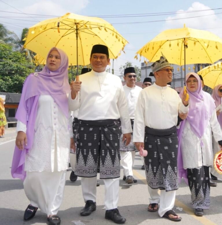 Beri Semangat, Waka II DPRD Siak Laiskar Jaya Ikut Pawai Bersama Kafilah Kabupaten Siak di MTQ ke 44 Provinsi Riau 
