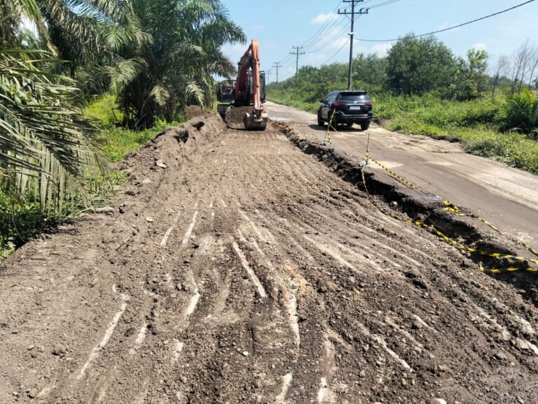PT Ekasapta Paramita Energi Rutin Perbaiki Jalan Sungai Rawa, Camat Sungai Apit Beri Apresiasi
