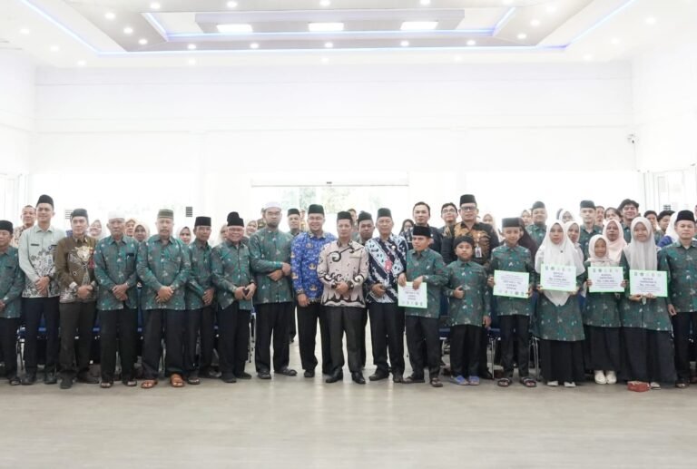 RAIH PERINGKAT TIGA, PLT BUPATI MUKLISIN SERAHKAN BONUS RP 69,5 JUTA KE 71 KAFILAH MTQ 