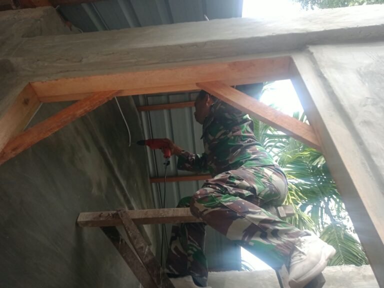 Finishing: Tim Teknisi Satgas TMMD ke-129 Kodim 0102/Pidie Pasang Instalasi Listrik di Lokasi MCK